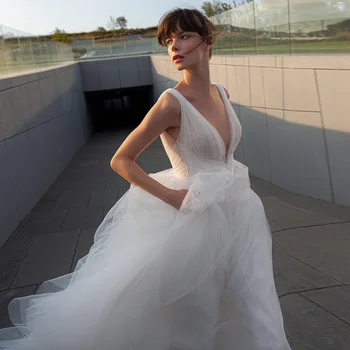 Элегантное свадебное платье трапециевидной формы 2024 Свадебное платье с глубоким V-образным вырезом, без рукавов, со складками, со шлейфом, Праздничная одежда невесты, сшитая на заказ