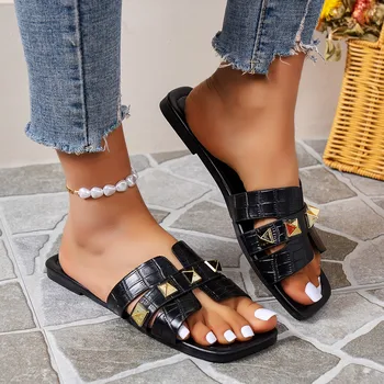 Новые сандалии для женщин 2023, летняя мода, женские тапочки на плоской подошве с металлическими заклепками, повседневные женские пляжные женские горки Sandalias